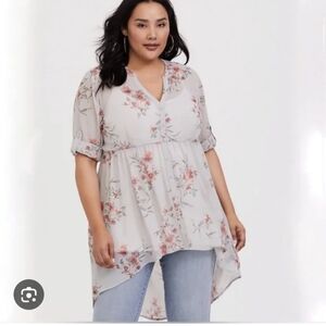 Torrid Sz 0 High-Low Button-Front Women's Top - Light Gray with Coral Flowers